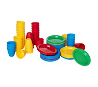 Lekservis med tallrikar och muggar