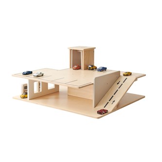 Playwood parkeringshus mellan natur
