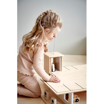 Playwood parkeringshus mellan natur