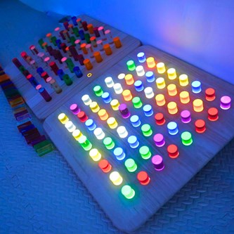 Sensoriskt panel med färgade cylindrar, vägghängd