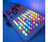 Sensoriskt panel med färgade cylindrar, vägghängd