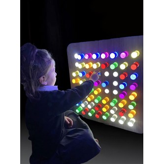 Sensoriskt panel med färgade cylindrar, vägghängd