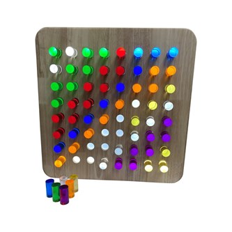 Sensoriskt panel med färgade cylindrar, vägghängd
