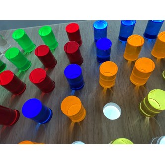 Sensoriskt panel med färgade cylindrar, vägghängd