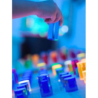 Sensoriskt panel med färgade cylindrar, vägghängd