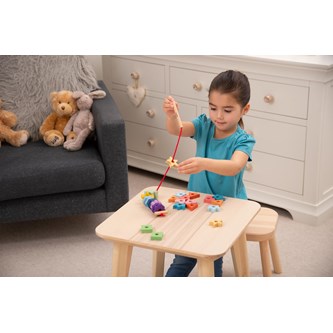 Regnbågsfärgade former på tråd