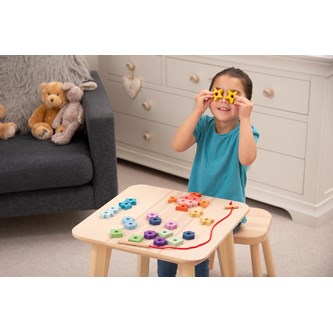 Regnbågsfärgade former på tråd