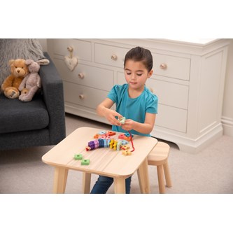 Regnbågsfärgade former på tråd