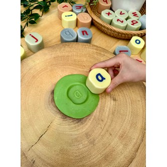 Alfabetsstämplar i sten, gemena