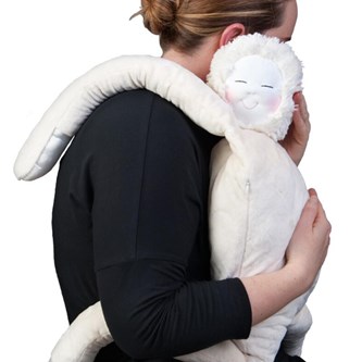 Hug, dockan som lugnar