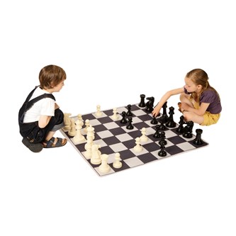 Stor spelmatta med schackpjäser