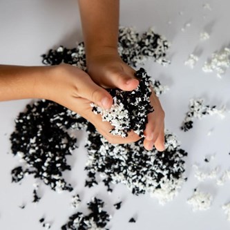 Pluffle, sensoriskt material svart och vit