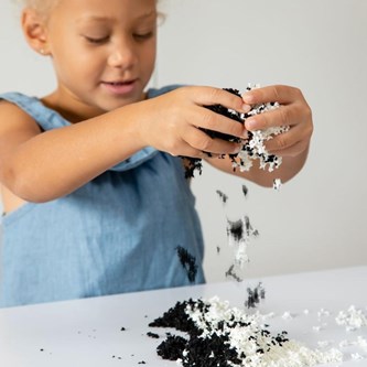 Pluffle, sensoriskt material svart och vit