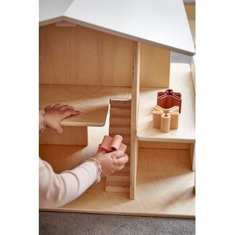 Playwood dockhus mellan natur