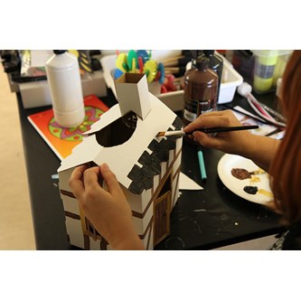 Hus med möbler i kartong