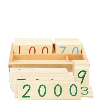 Små sifferkort av trä 1-9000