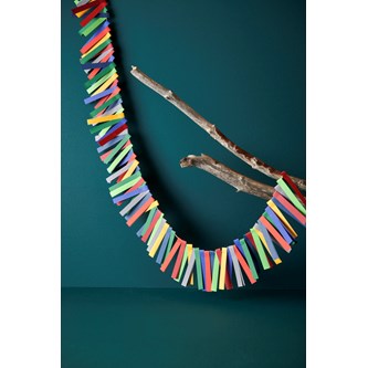 En girlang av strimlapapper i vinterns färger