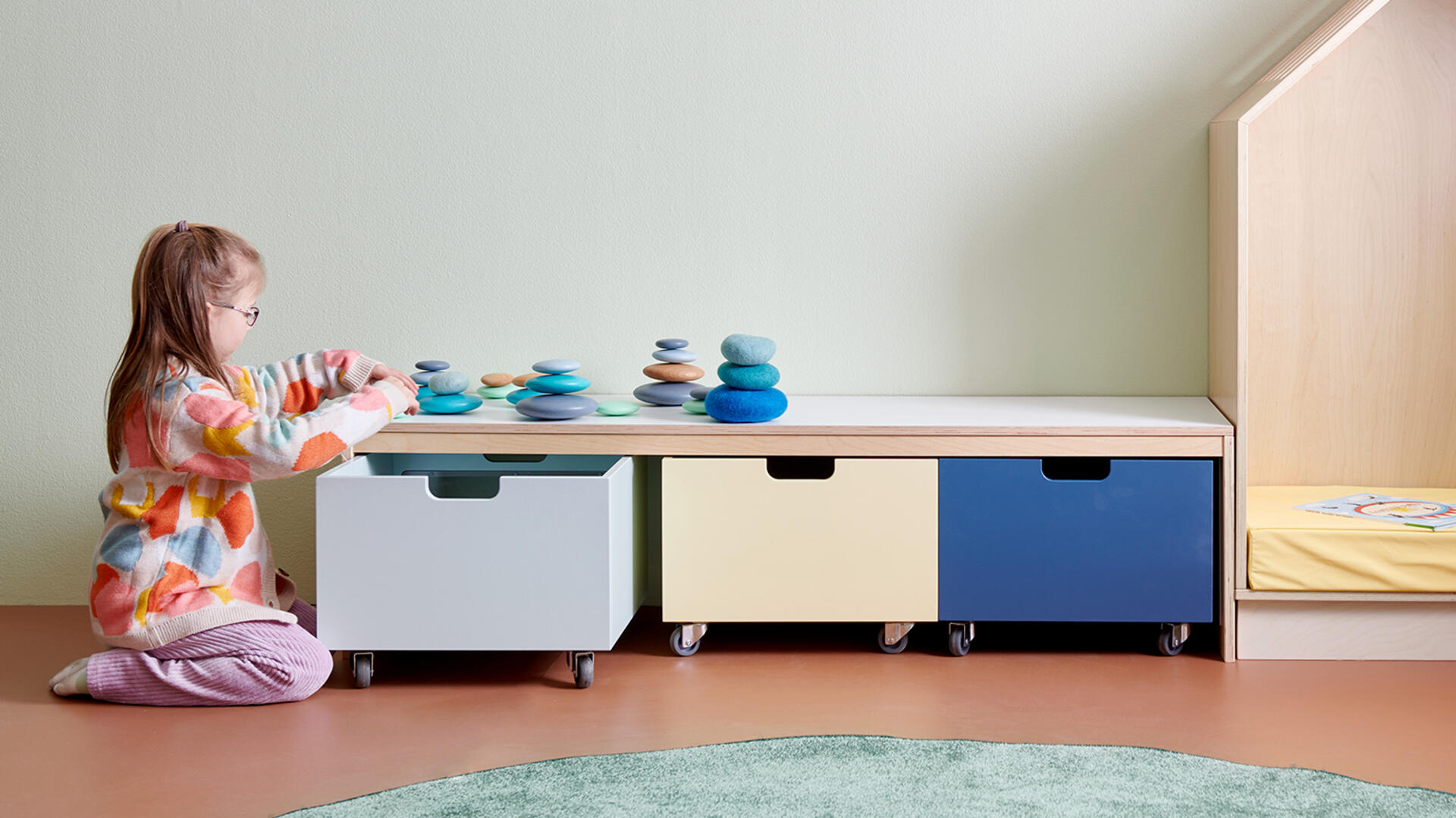 Lekbänkar, stolar & soffor