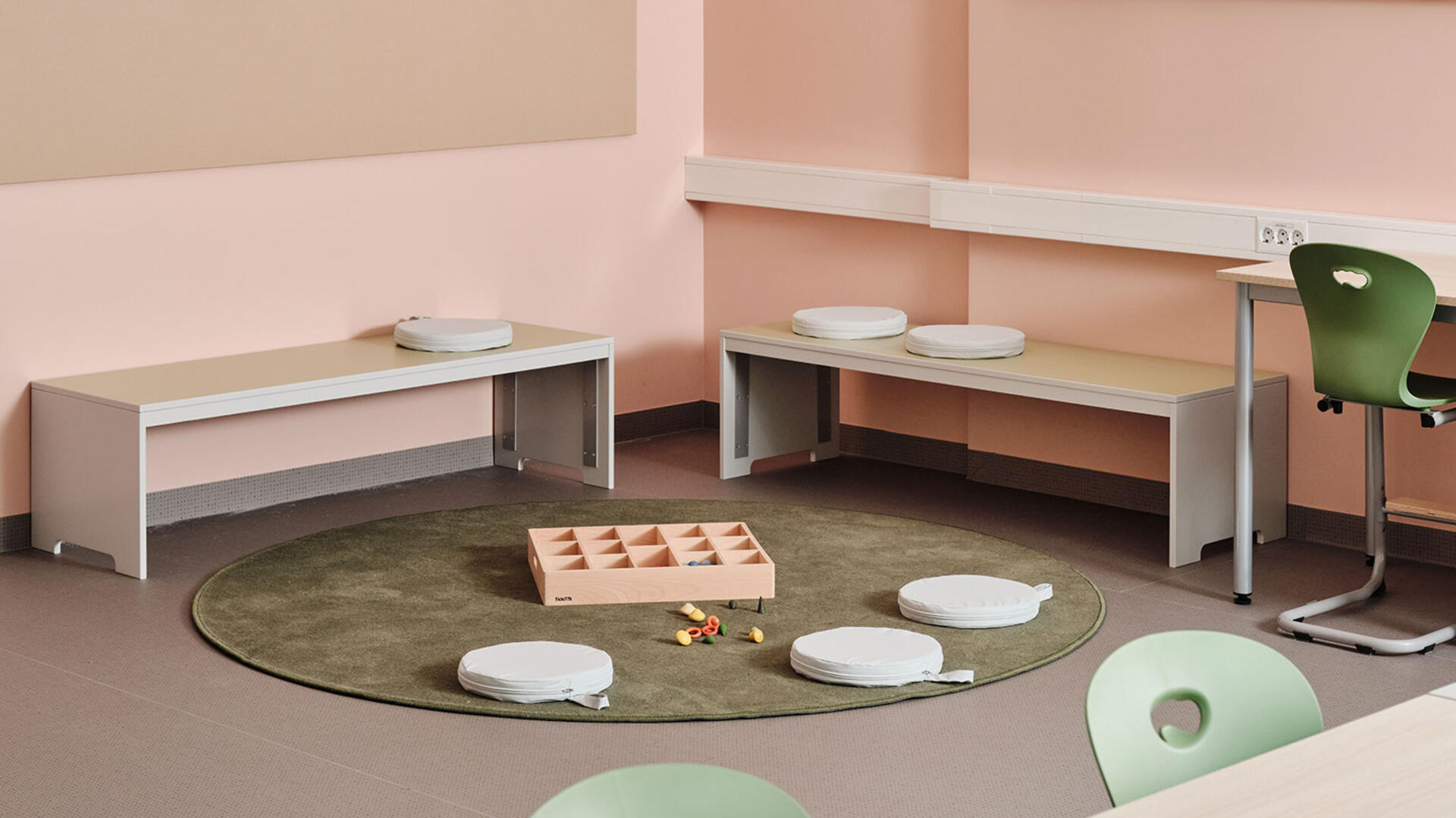 Sittbänkar med och utan bord