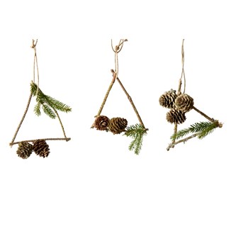 Trä trekanter med kottar och barr