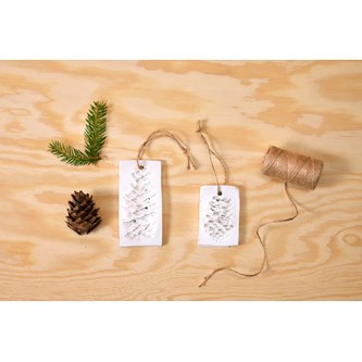 Dekorera leran med kottavtryck