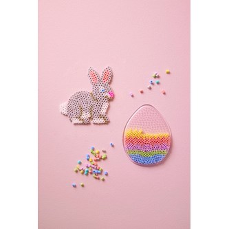 Pärla en påskhare och ett färgglatt ägg