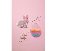 Pärla en påskhare och ett färgglatt ägg