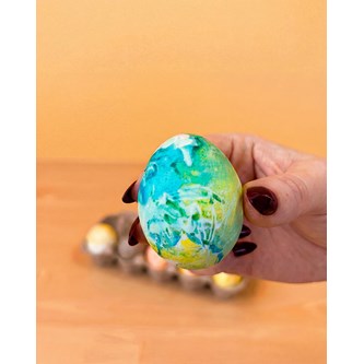 Måla ägg med bubblor