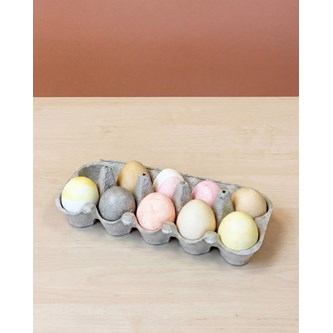 Måla ägg med olika ämnen