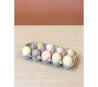 Måla ägg med olika ämnen