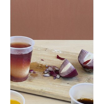 Måla ägg med olika ämnen