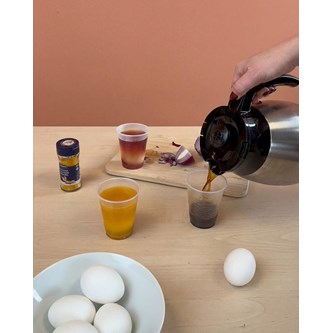 Måla ägg med olika ämnen