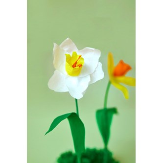 Påsklilja av kräppapper