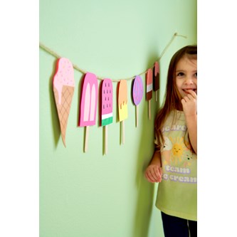 Glassar av papper på snöre