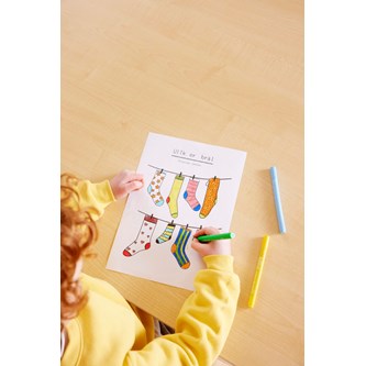 Rocka sockorna – klädstreck, färglägg och dekorera