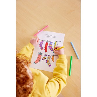 Rocka sockorna – klädstreck, färglägg och dekorera