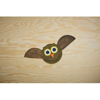 Uggla av papptallrikar