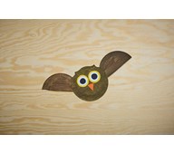 Uggla av papptallrikar