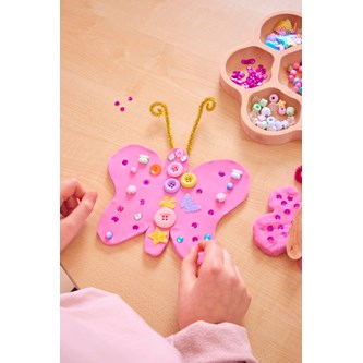 Dekorera en fjäril av lera