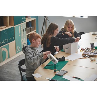 Bord 12:38 FSC BX akustik optimal laminat halvrunt 120-90 cm silverstativ