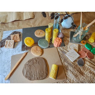 Skapa mönster och avtryck i lera