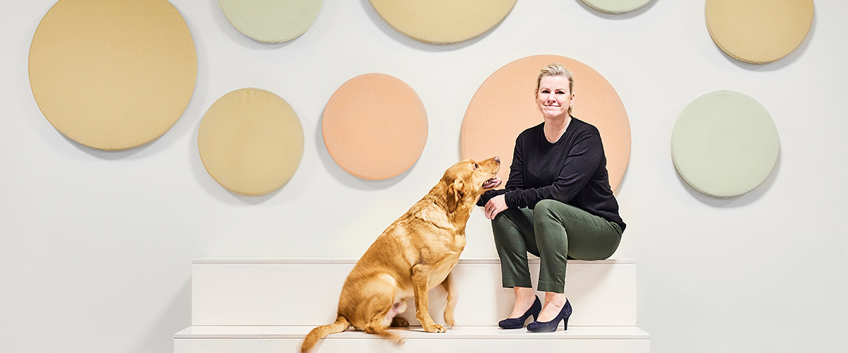 Eva-Lena Brafield och terapihunden Sami