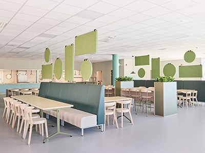 Kika in på Tröingeskolan som är inredd med skolmöbler och skolinredning från Lekolar