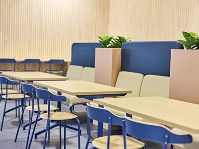 Inspireras av Västerbergsskolan som är inredd med skolmöbler och skolinredning från Lekolar