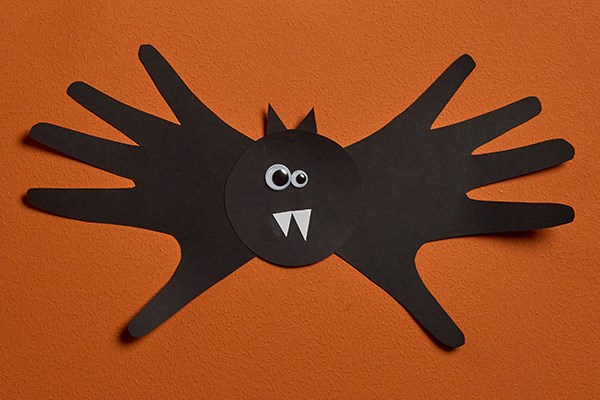 Halloweenpyssel Fladdermus av händer