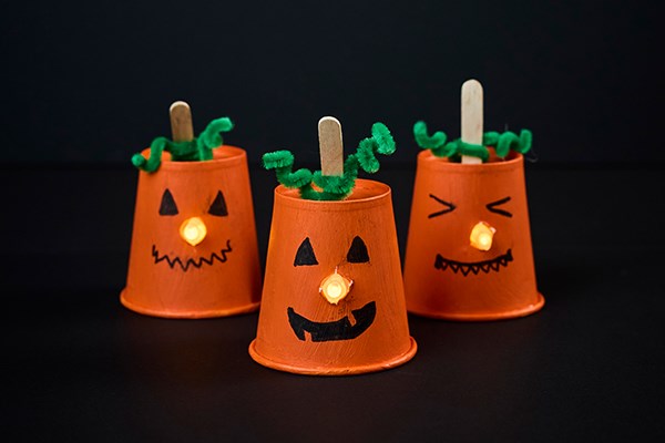 Halloweenpyssel för skola, förskola och fritids - Lysande pumpa av pappmugg