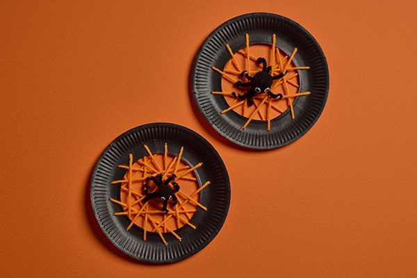 Halloweenpyssel Spindelnät av papptallrik