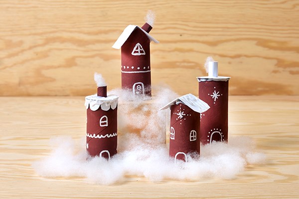 En pepparkaksstad av toalettrullar