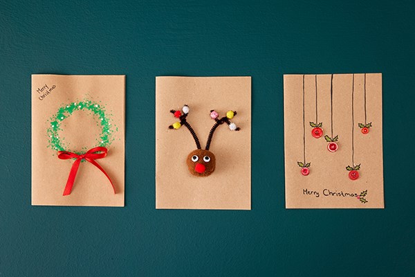 Julkort med renar, julkransar och knapphängen