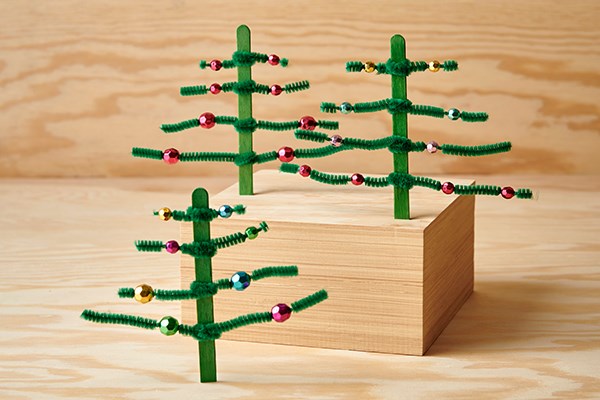 Julgranar av glasspinnar och piprensare